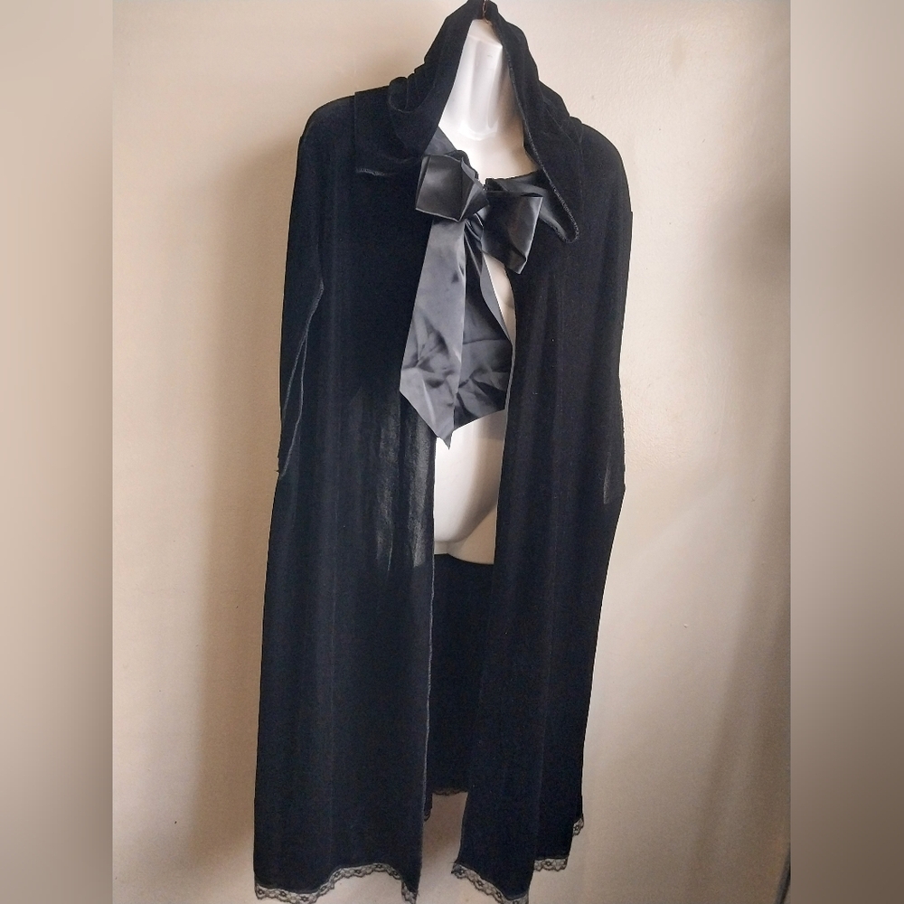 Xl/2x Black hooded cape with large bow